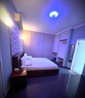 Apartamento Confort, vistas a la ciudad | Espacio para trabajar con un portátil, cortinas opacas, wifi gratis