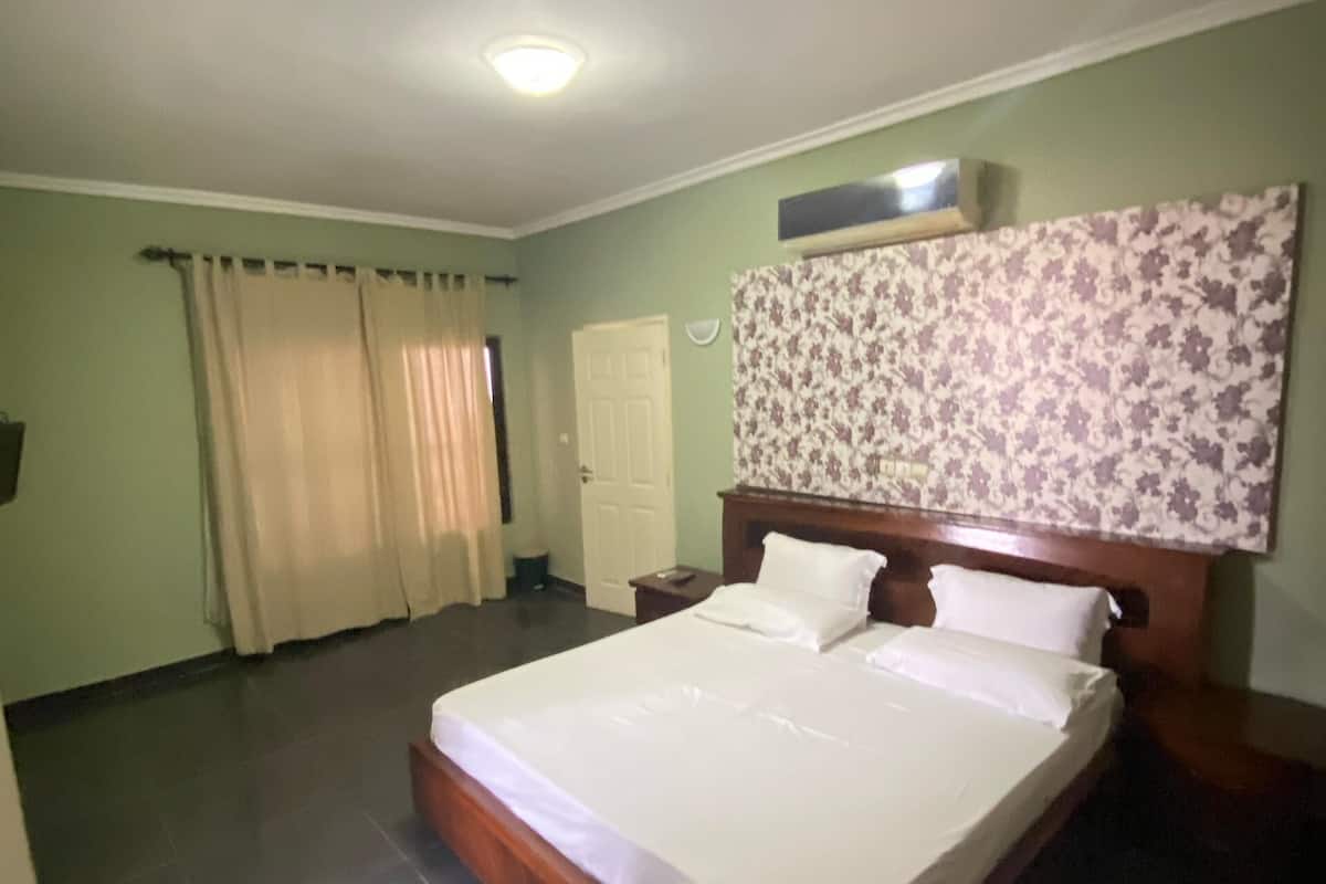 Espacio para trabajar con laptop, cortinas blackout y wifi gratis