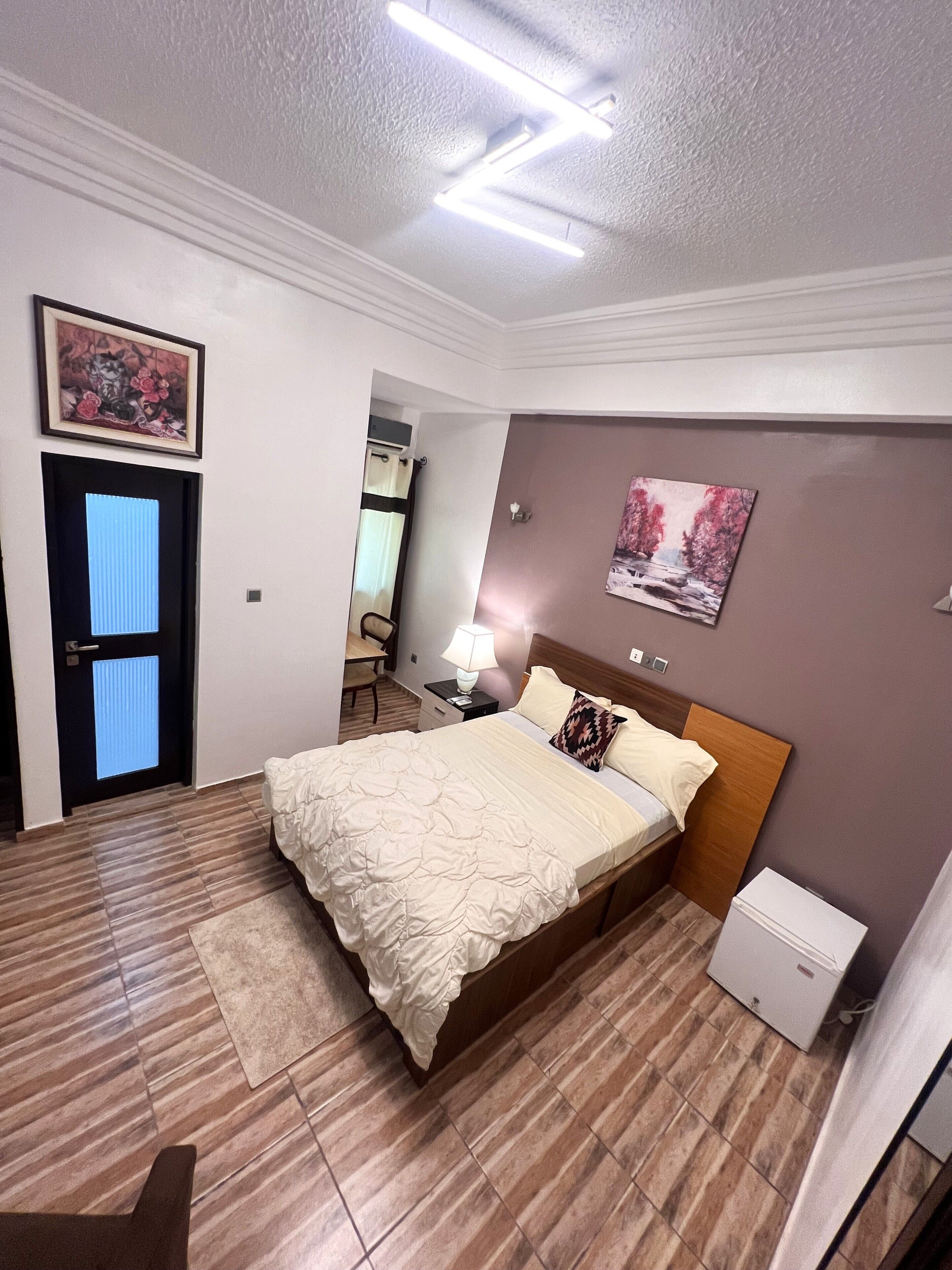 Comfort tweepersoonskamer | Een laptopwerkplek, verduisterende gordijnen, gratis wifi, beddengoed