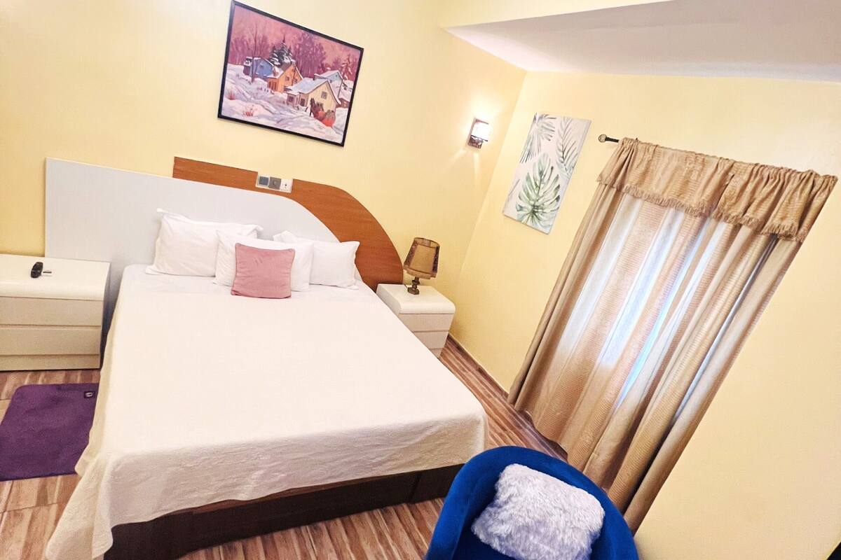 Classic Triple Room | Desk, laptop workspace, blackout drapes, WiFi (free)
