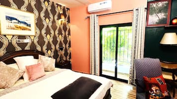 Espacio para trabajar con laptop, cortinas blackout y wifi gratis