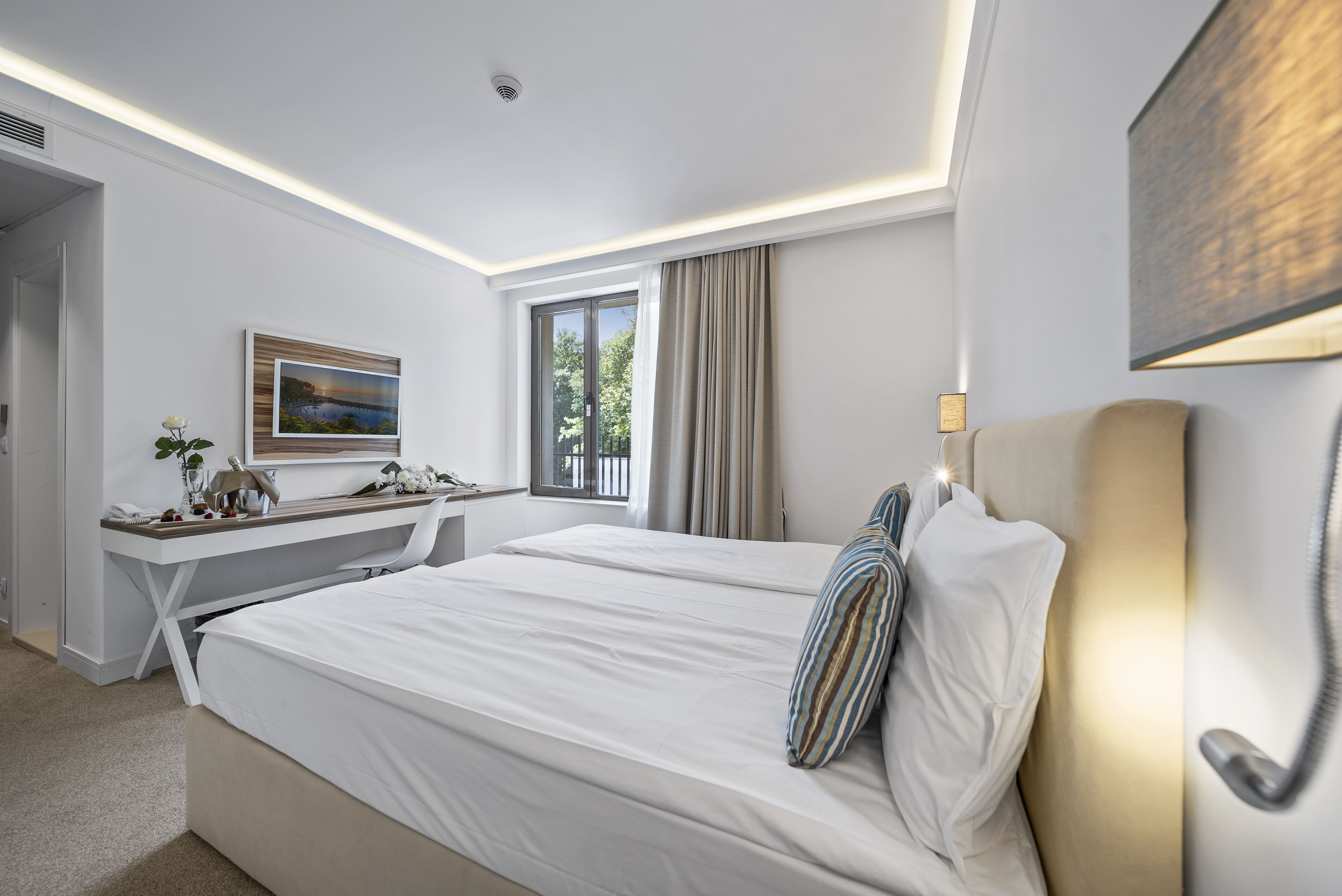 standard double or twin room, park view | minibar, in-room safe, free wifi, bed sheets