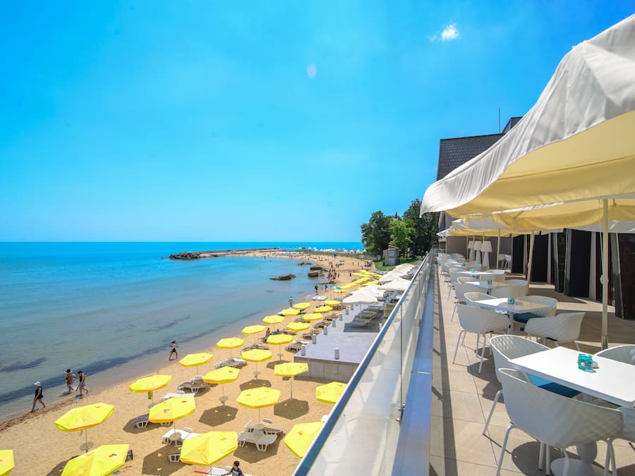 Sulla spiaggia, lettini da mare, ombrelloni, teli da spiaggia