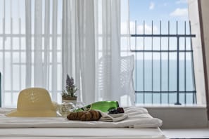 Habitación estándar con 1 cama doble o 2 individuales, balcón, vistas al mar | Minibar, caja fuerte, wifi gratis y ropa de cama