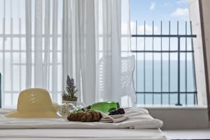 Habitación estándar con 1 cama doble o 2 individuales, balcón, vistas al mar | Minibar, caja fuerte, wifi gratis y ropa de cama