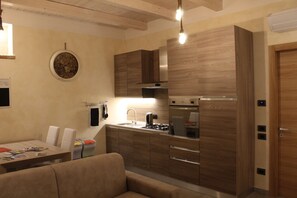 Comfort-Apartment, 1 Schlafzimmer, Erdgeschoss | Wohnbereich | 55-Zoll-Smart-TV mit Satellitenempfang, Fernseher, Fußbodenheizung