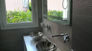 Comfort-Apartment, 2 Schlafzimmer, Terrasse, zum Garten hin | Waschbecken im Bad