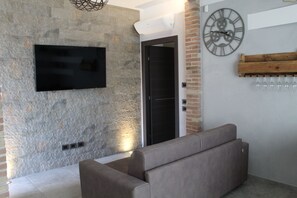 Comfort-Apartment, 2 Schlafzimmer, Balkon | Wohnbereich | 55-Zoll-Smart-TV mit Satellitenempfang, Fernseher, Fußbodenheizung