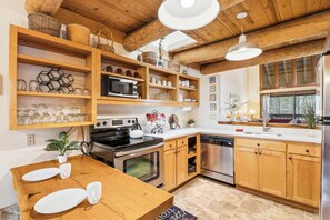 ثلاجة، ميكروويف، فرن، موقد طهي مسطح