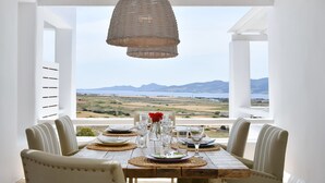 Mesa de comedor para cuatro personas con vista al paisaje.