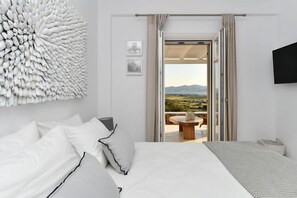 Villa, 3 habitaciones, alberca privada (Thoe) | Caja de seguridad en la habitación, muebles diferentes y escritorio 