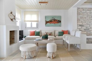 Villa, 3 soverom, massasjebadekar (Calypso) | Oppholdsområde | Flatskjerm-TV og peis