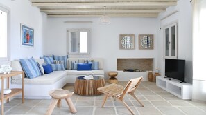 Villa, 4 habitaciones, hidromasaje (Ianthe) | Área de sala de estar | Televisión de pantalla plana y chimenea 