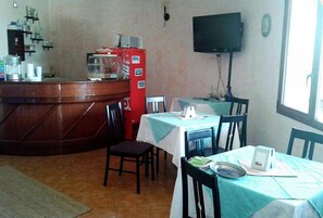 Café da manhã feito na hora grátis todos os dias