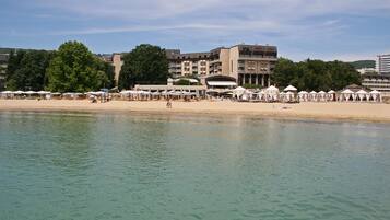 Ubicación a pie de playa, tumbonas, sombrillas y toallas de playa