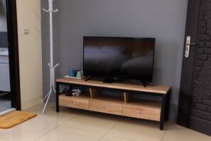 Chambre Quadruple Confort, 2 lits doubles, balcon, vue montagne | Télévision