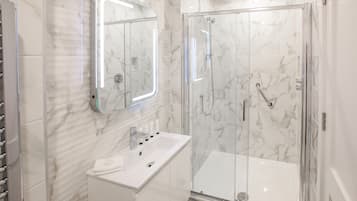 Superior Triple Room, 1 Bedroom | Bathroom | Rainfall showerhead, designer toiletries, hair dryer, slippers