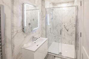 Superior Triple Room, 1 Bedroom | Bathroom | Rainfall showerhead, designer toiletries, hair dryer, slippers - Gleesons Townhouse (Dublin)