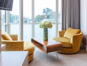 Suíte | Cofres nos quartos, escrivaninha, cortinas blackout