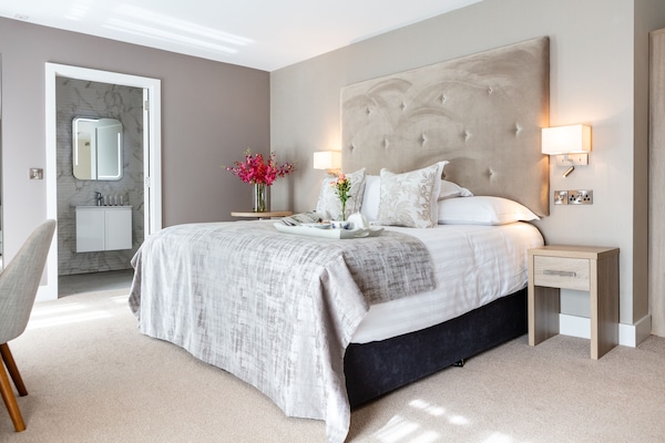 Superior King Room | In-room safe, desk, blackout drapes, soundproofing