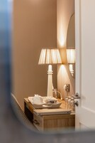 Caja de seguridad en la habitación, escritorio y cortinas blackout 