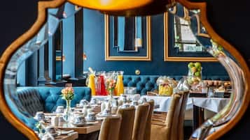 Daily cooked-to-order breakfast (EUR 15 per person)