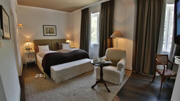 Donsdekens, een minibar, een kluis op de kamer, een bureau