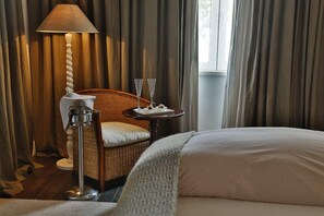 Double Room, Park View | Gebar bulu kapas, bar mini, peti besi dalam bilik, meja 