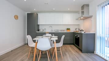Apartemen Superior, 2 kamar tidur, balkon | Dapur pribadi | Lemari es besar, microwave, oven, dan kompor
