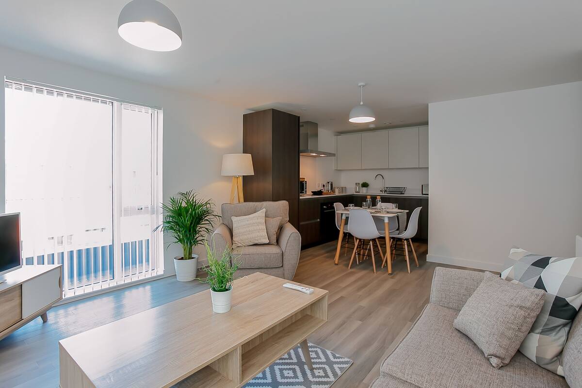En 40-tommers Flatskjerm-TV med digitale kanaler samt smart-TV