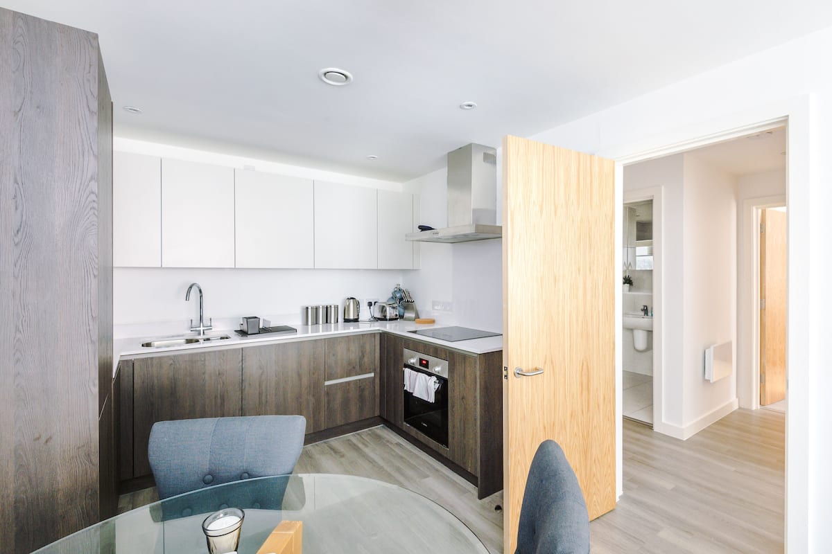 Full-sized fridge, microwave, oven, stovetop