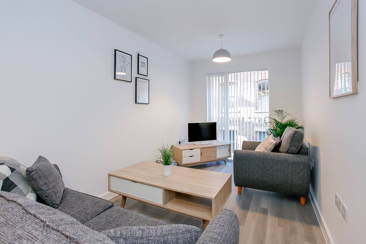 En 40-tommers Flatskjerm-TV med digitale kanaler samt smart-TV