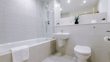 Suite Superior, 1 kamar tidur, kamar mandi pribadi (40) | Kamar mandi | Pancuran hujan, perlengkapan mandi gratis, pengering rambut, dan handuk