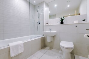 Suíte superior, 1 quarto, banheiro privativo (40) | Banheiro | Chuveiro com efeito de chuva, produtos de toalete grátis