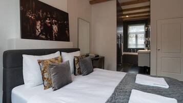 Suite | Premium bedding, down duvets, desk, laptop workspace