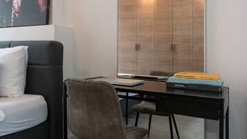 Suite | Living area | Flat-screen TV, Netflix