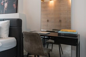 A modern room with a bed, a desk, a chair, and a wardrobe. - Kerkstraat Residence (Amsterdam)