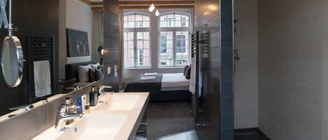 Suite | Badkamer | Een haardroger, handdoeken, zeep, shampoo