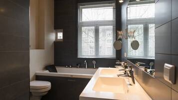 Suite | Bathroom | Hair dryer, towels, soap, shampoo