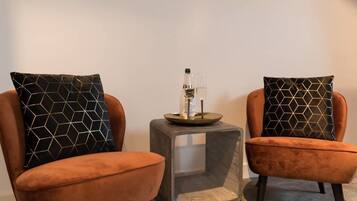 Studio Suite | Living area | Flat-screen TV, Netflix