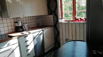 Cabaña tradicional, vista al jardĂn | Cocina privada | Refrigerador con congelador, microondas, horno y parrilla de estufa