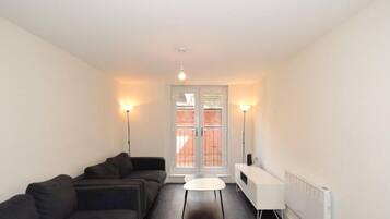 Appartamento, 2 letti matrimoniali | Area soggiorno | TV a schermo piatto