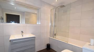 Appartamento, 2 letti matrimoniali | Bagno | Doccia, asciugamani