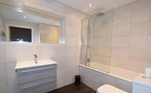 Apartment, 2 Double Beds | Bathroom | Shower, towels