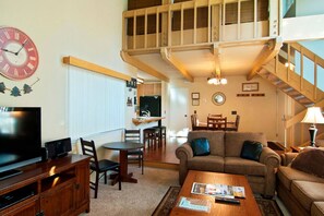 Fernseher, Kamin, DVD-Player