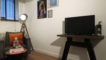 Studio | Living area | Flat-screen TV, Netflix