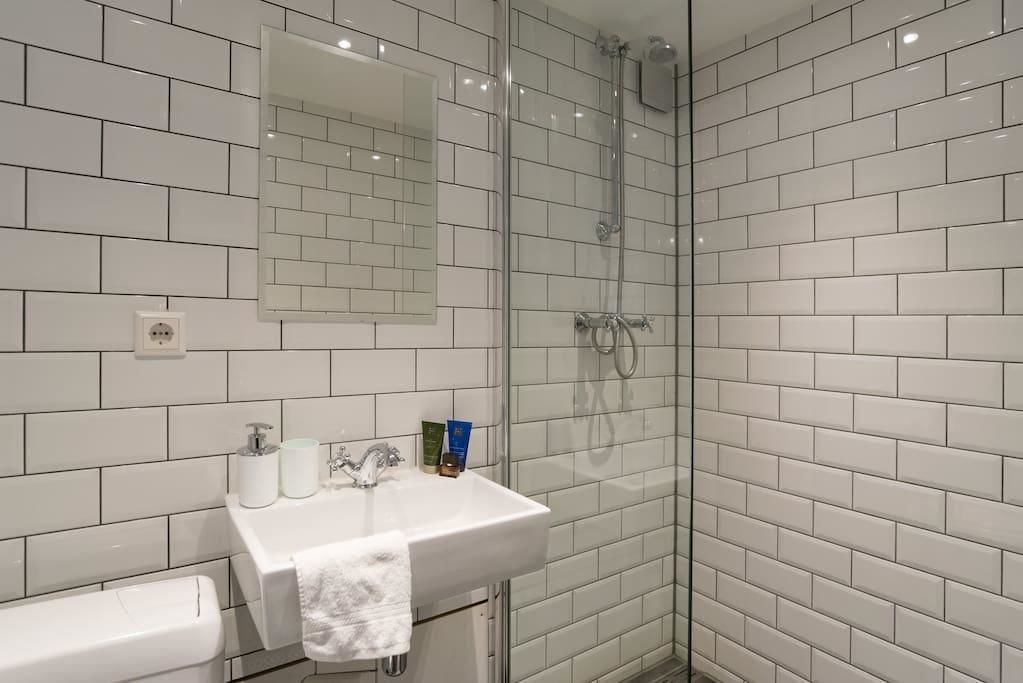Studio | Bathroom | Shower, hair dryer, towels, soap