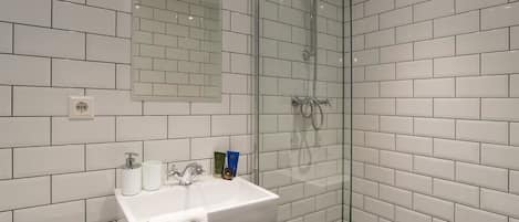 Studio | Bathroom | Shower, hair dryer, towels, soap