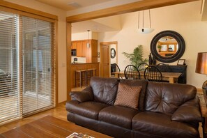 TV, fireplace, ping pong - Sunriver Townhome with A/C, BBQ & Walkable Location (Sunriver)