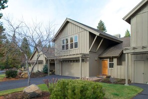 Exterior - Sunriver Townhome with A/C, BBQ & Walkable Location (Sunriver)